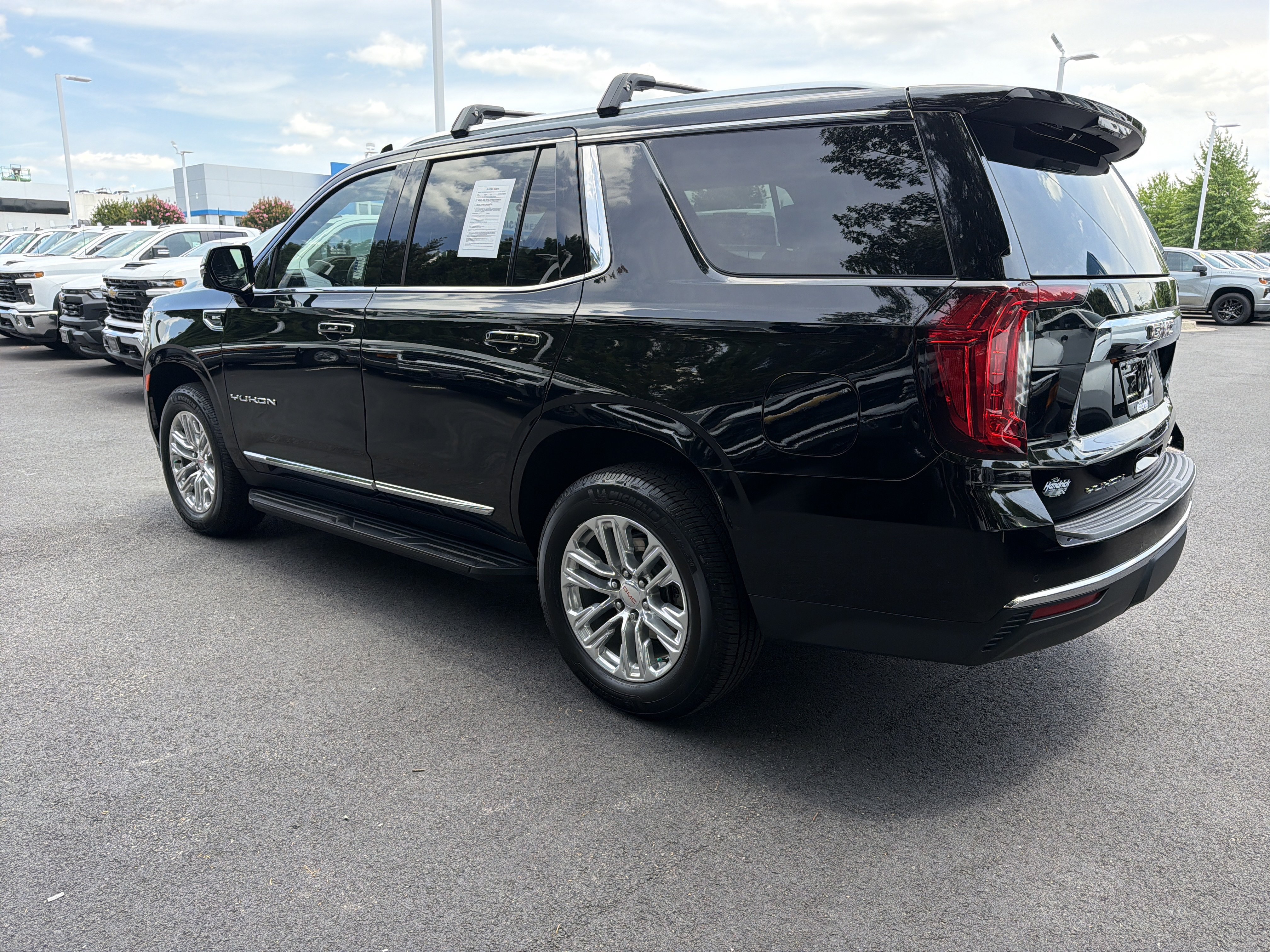 Used 2023 GMC Yukon SLT w/ SLT Luxury Package AWD/4WD image 8