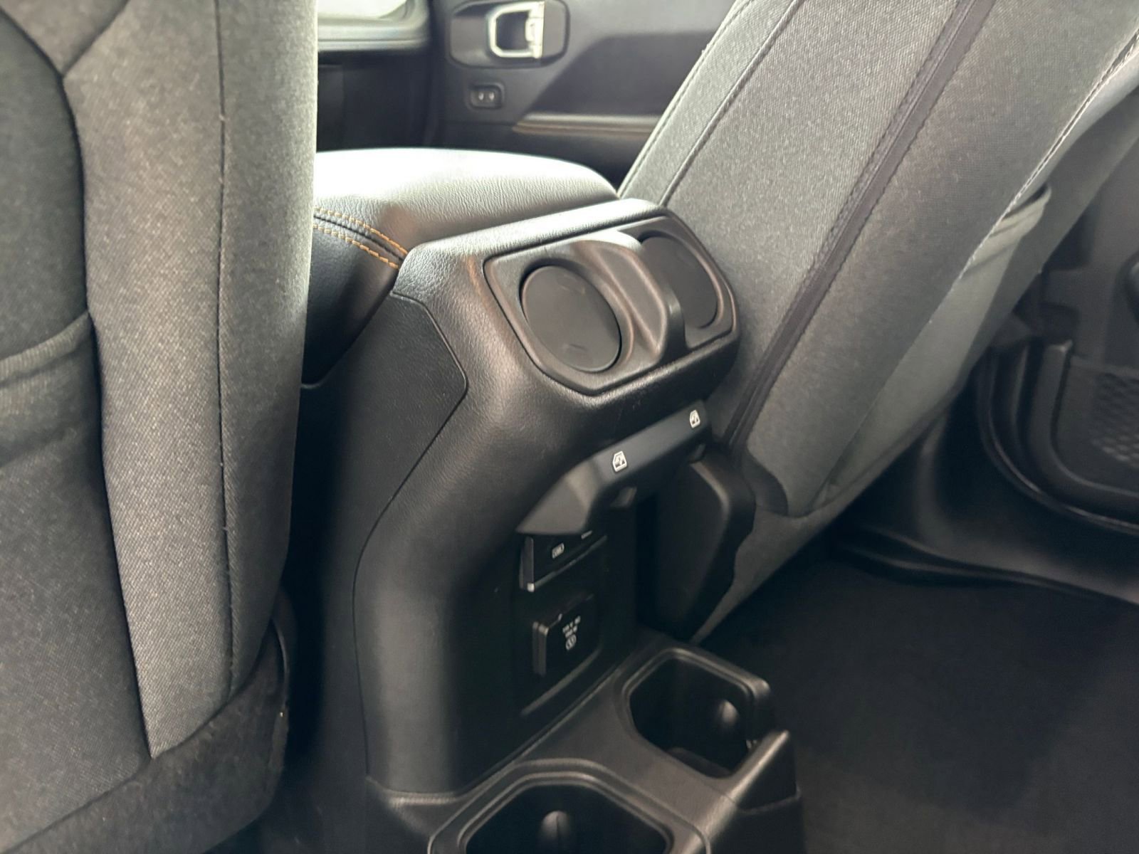 Used 2025 Jeep Wrangler Unlimited Sahara AWD/4WD image 23