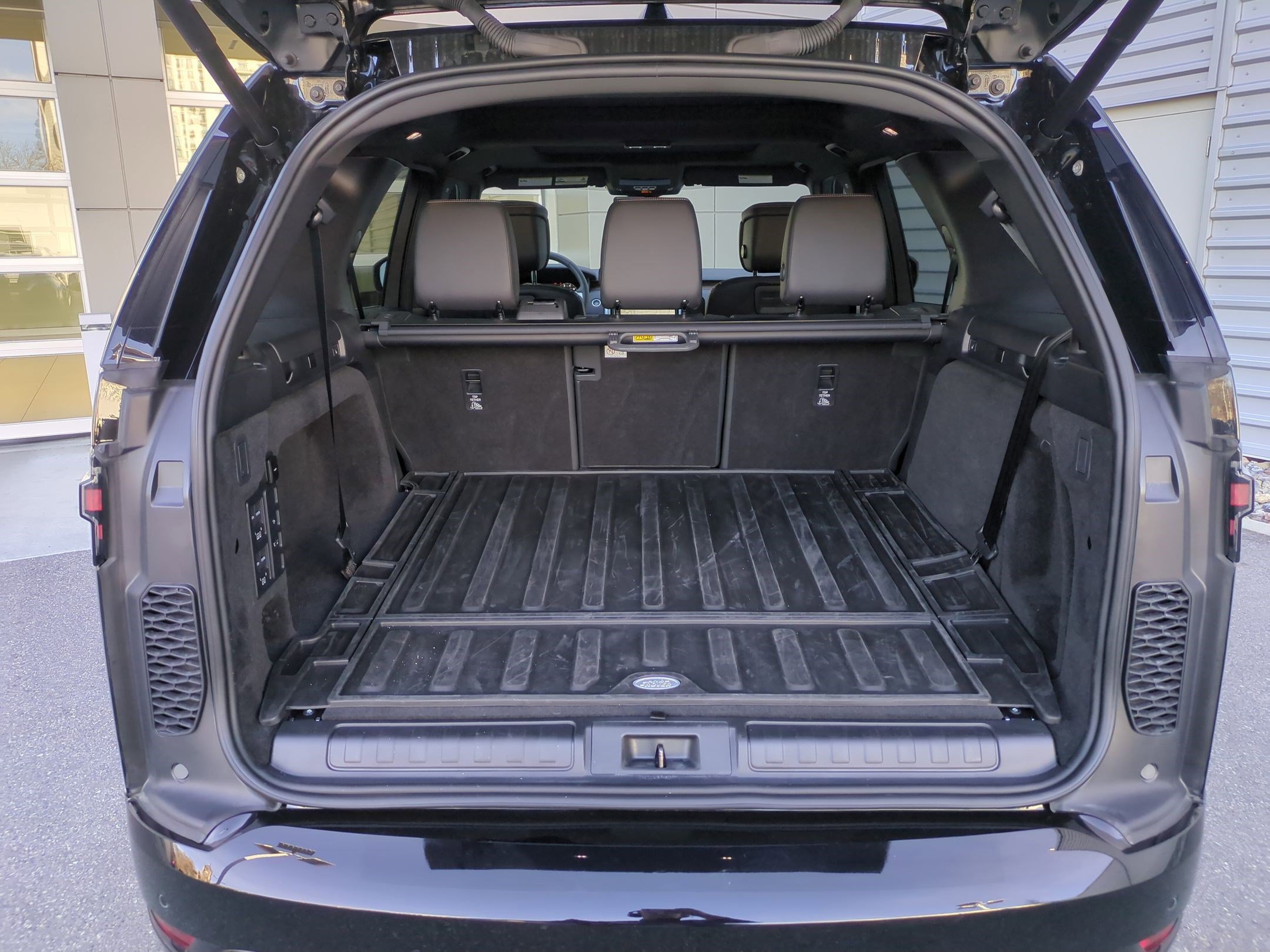 Used 2025 Land Rover Discovery Dynamic SE image 28