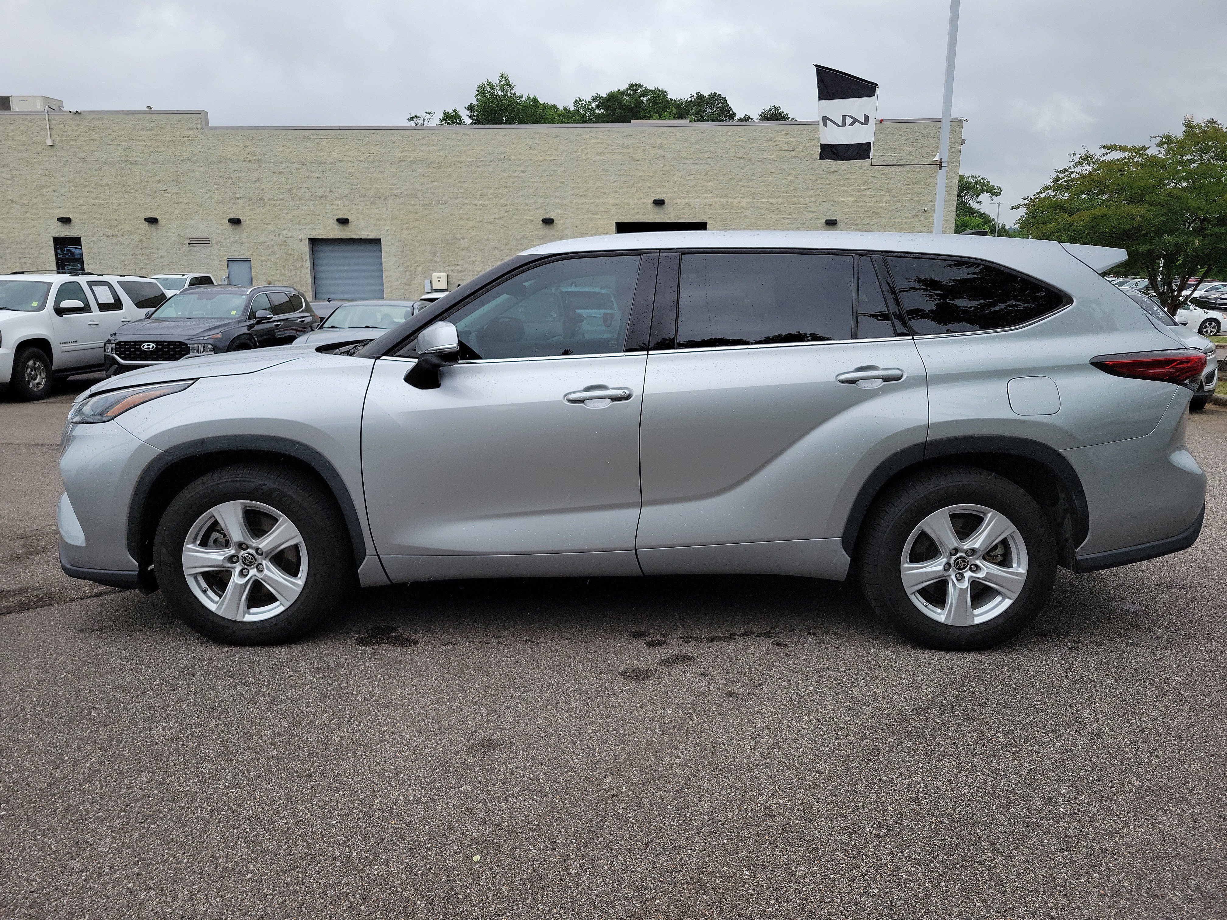Used 2022 Toyota Highlander L FWD image 22