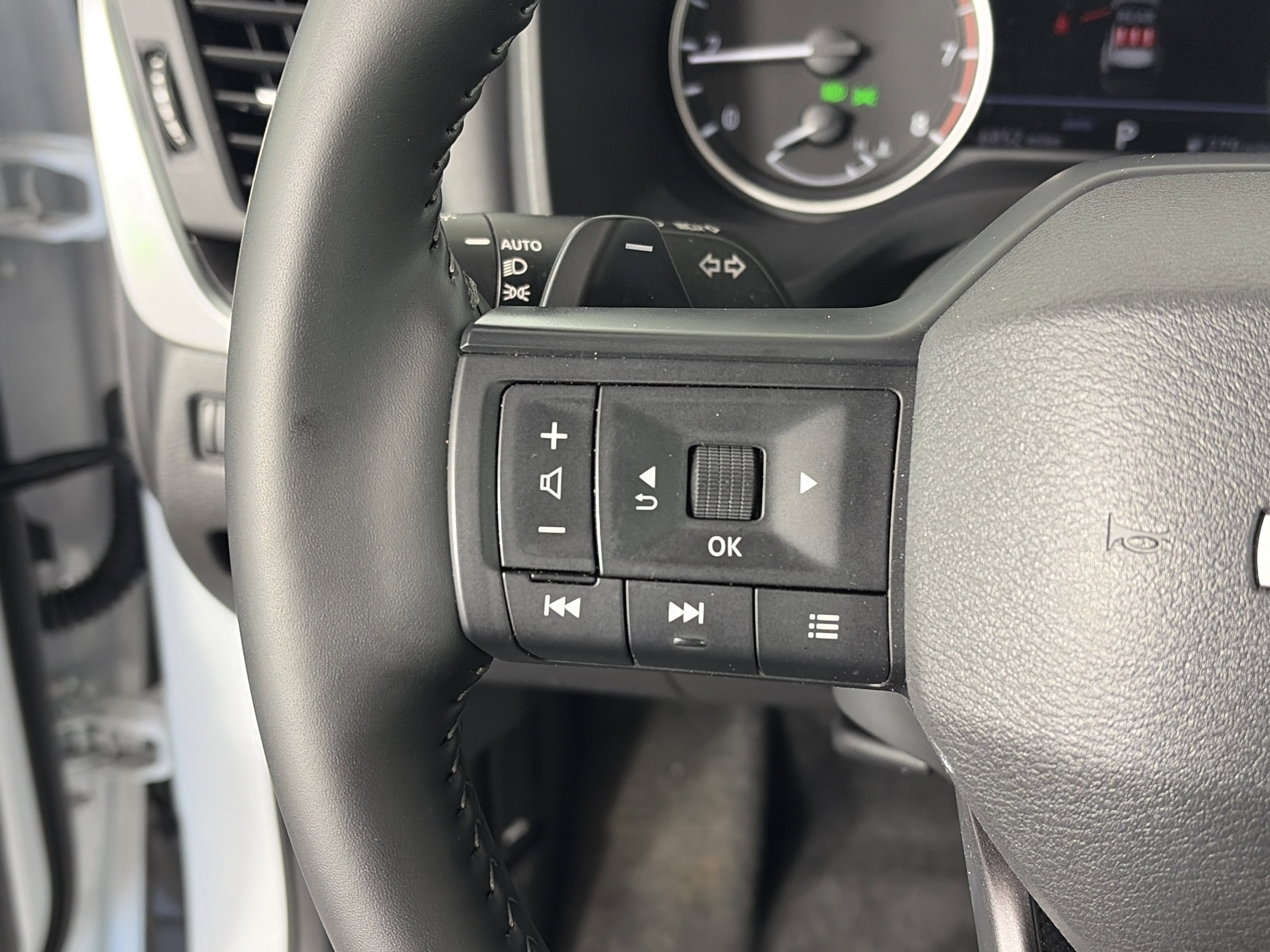 Certified 2025 Nissan Rogue SV image 27