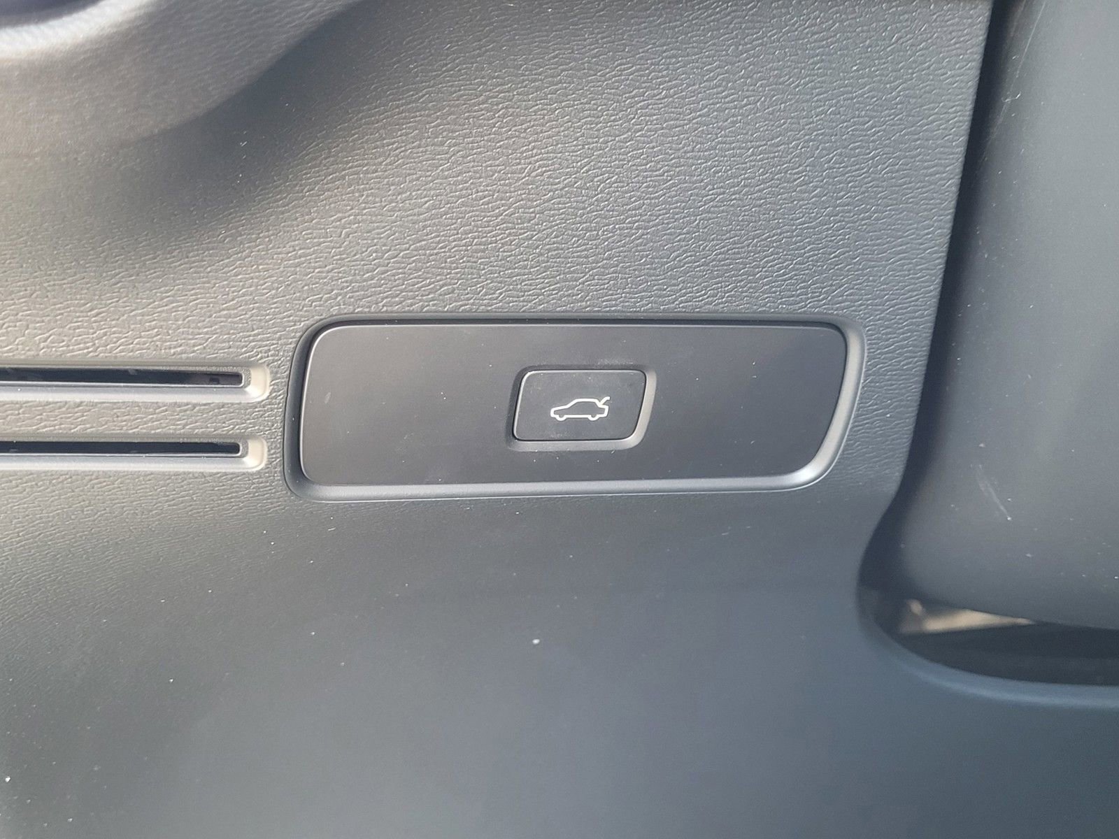 Certified 2023 Volvo XC40 B5 Plus w/ Protection Package Premier image 17