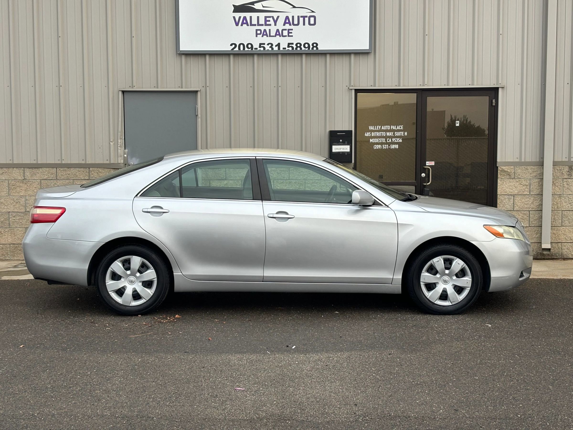 Used 2009 Toyota Camry LE image 2