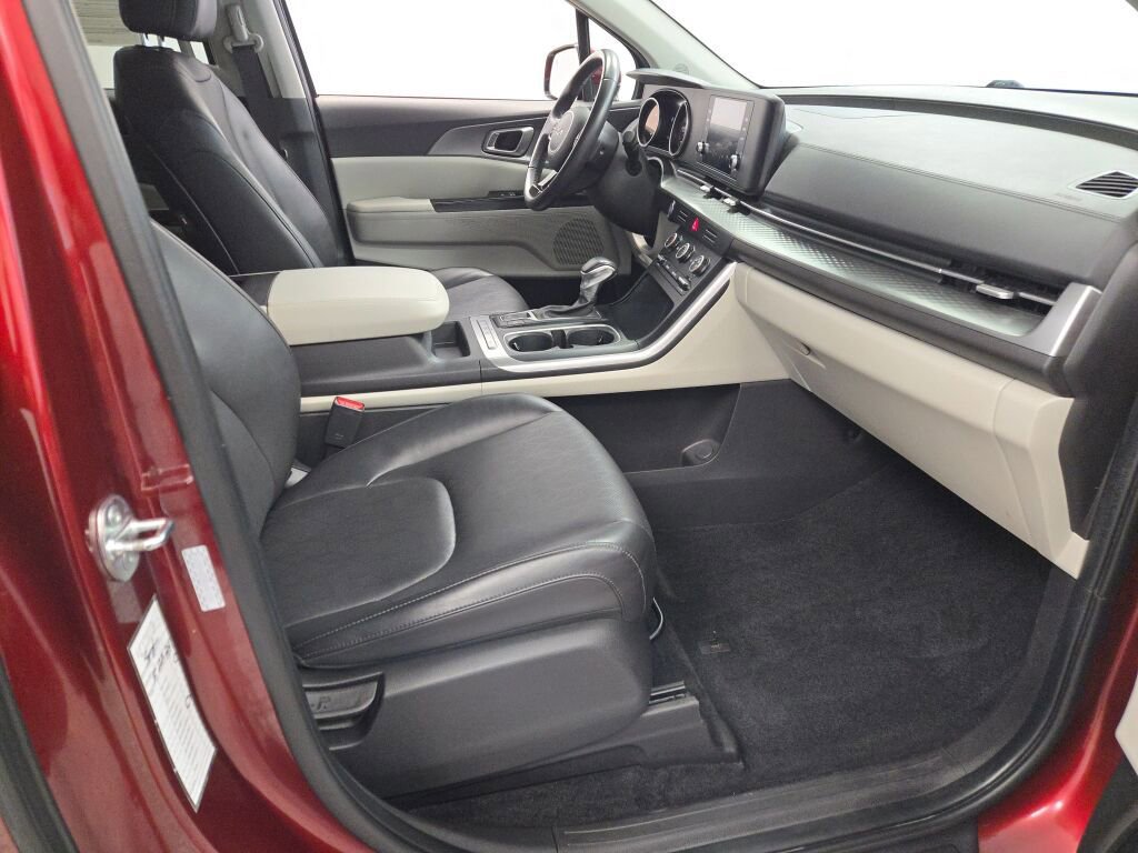 Used 2024 Kia Carnival LX image 7