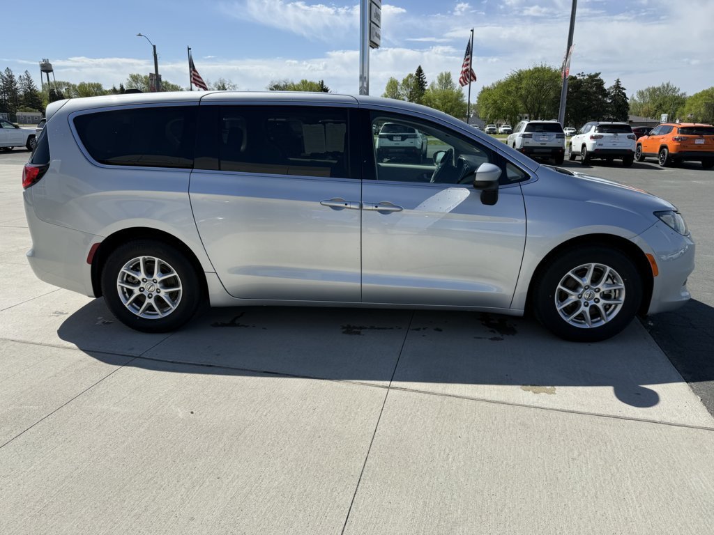 Used 2023 Chrysler Voyager LX FWD image 9
