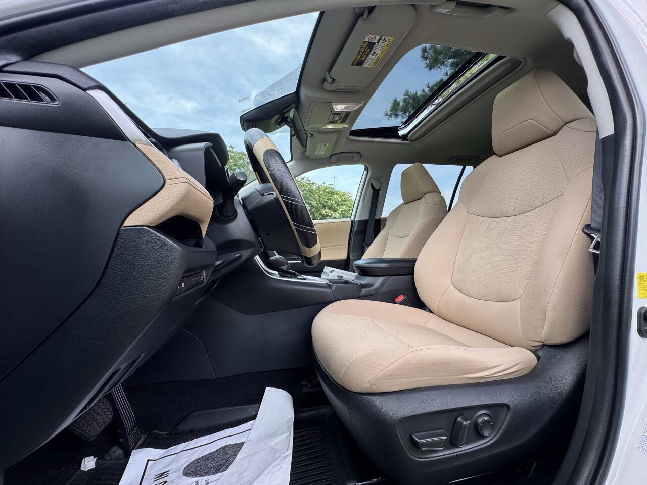 Used 2022 Toyota RAV4 XLE w/ Convenience Package image 12
