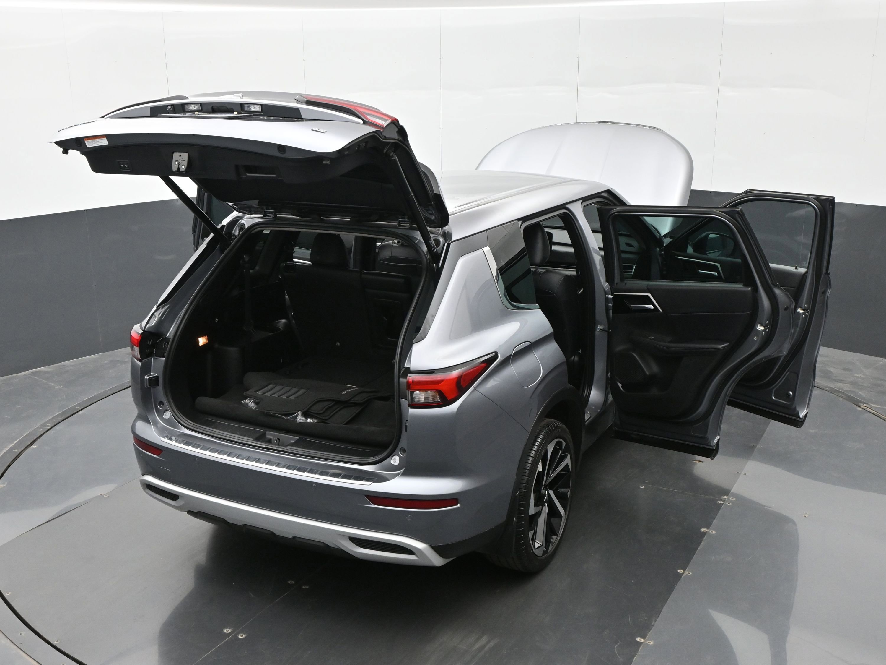 Used 2023 Mitsubishi Outlander SE image 48