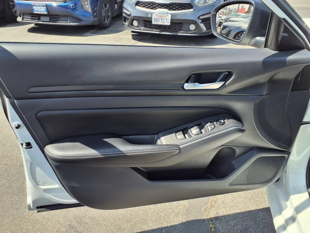 Used 2025 Nissan Altima 2.5 SV FWD image 13