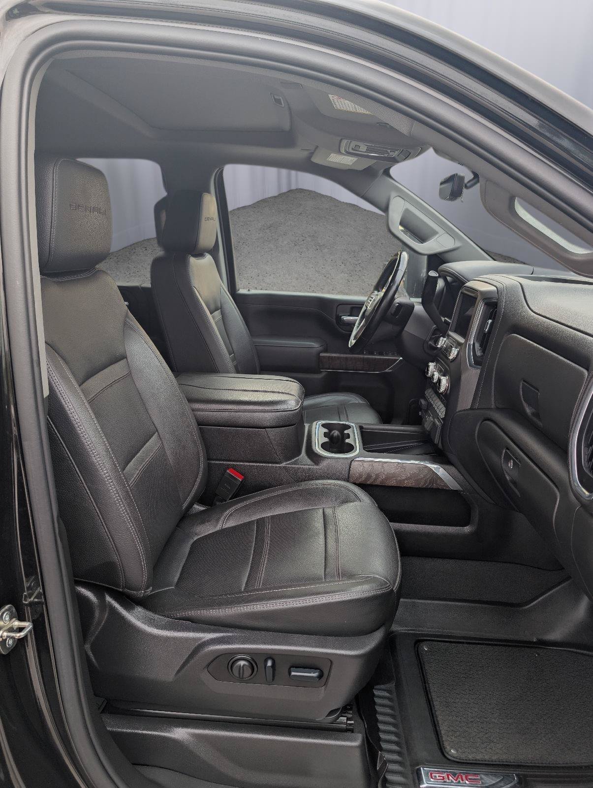 Used 2023 GMC Sierra 2500 Denali w/ Denali Black Diamond Edition AWD/4WD image 16