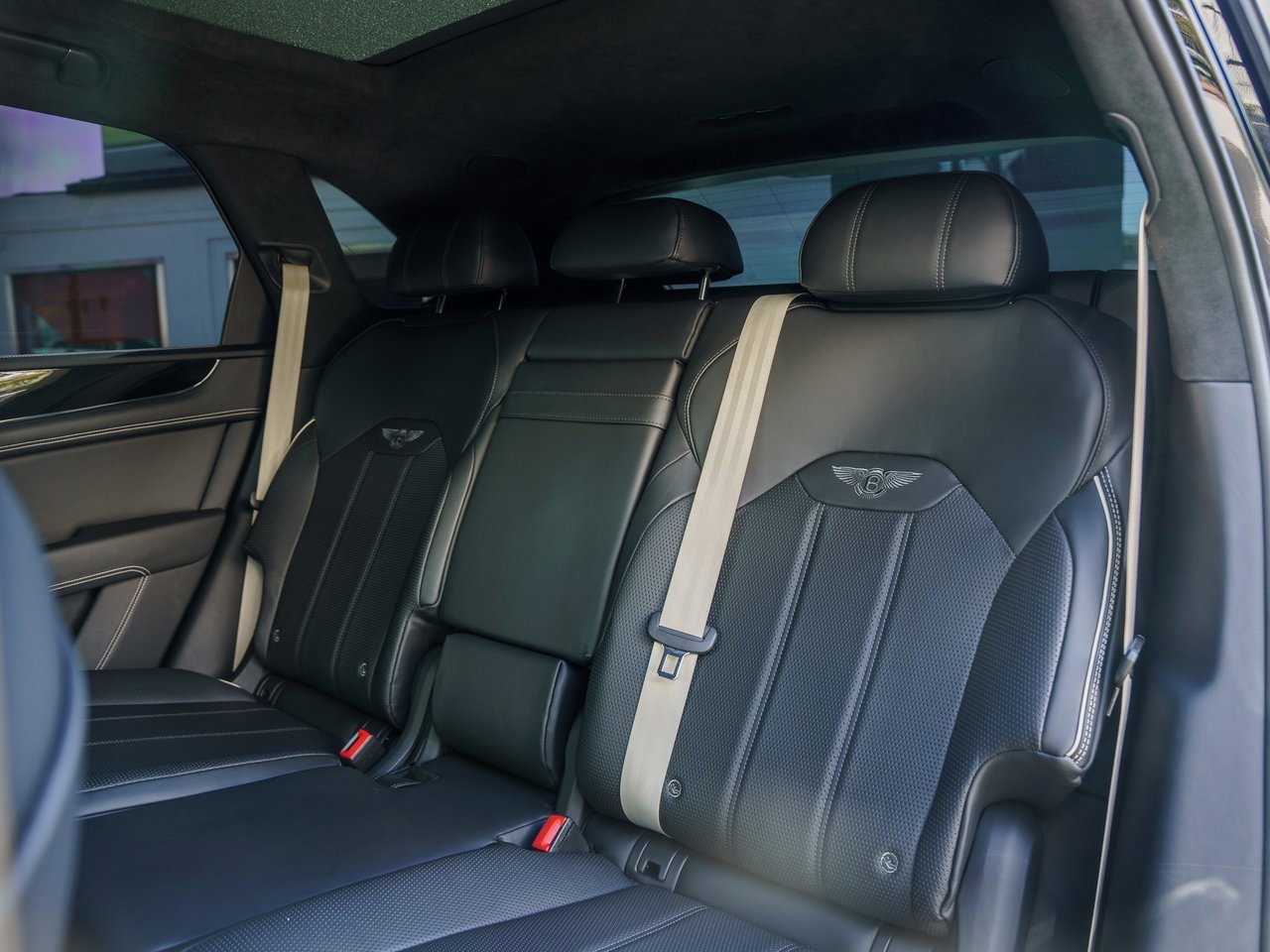 Used 2023 Bentley Bentayga Plug-In Hybrid image 13