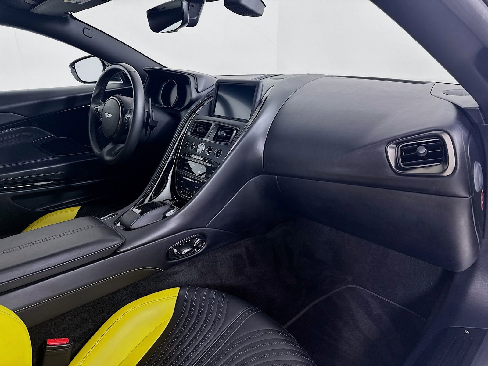 Used 2022 Aston Martin DB11 Coupe image 25