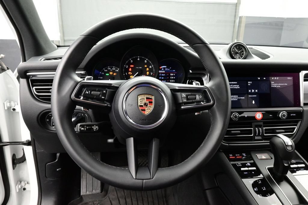 Certified 2025 Porsche Macan AWD/4WD image 8