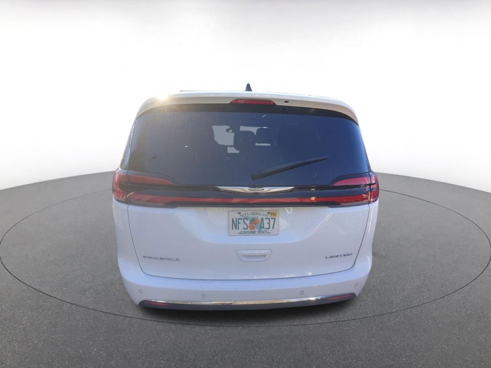 Used 2023 Chrysler Pacifica Limited image 6