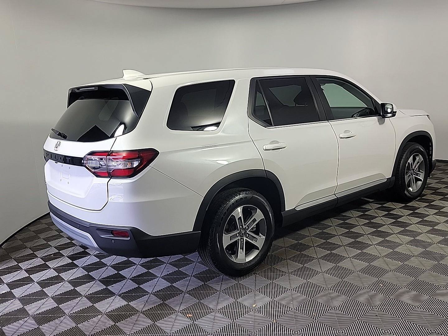 Certified 2025 Honda Pilot EX-L image 4