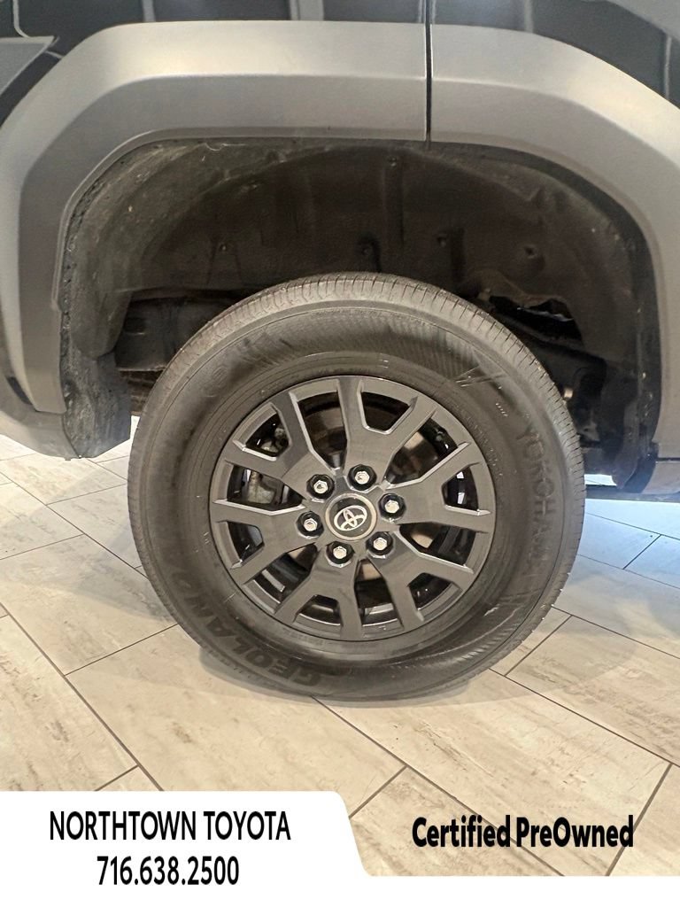 Used 2025 Toyota 4Runner SR5 AWD/4WD image 32