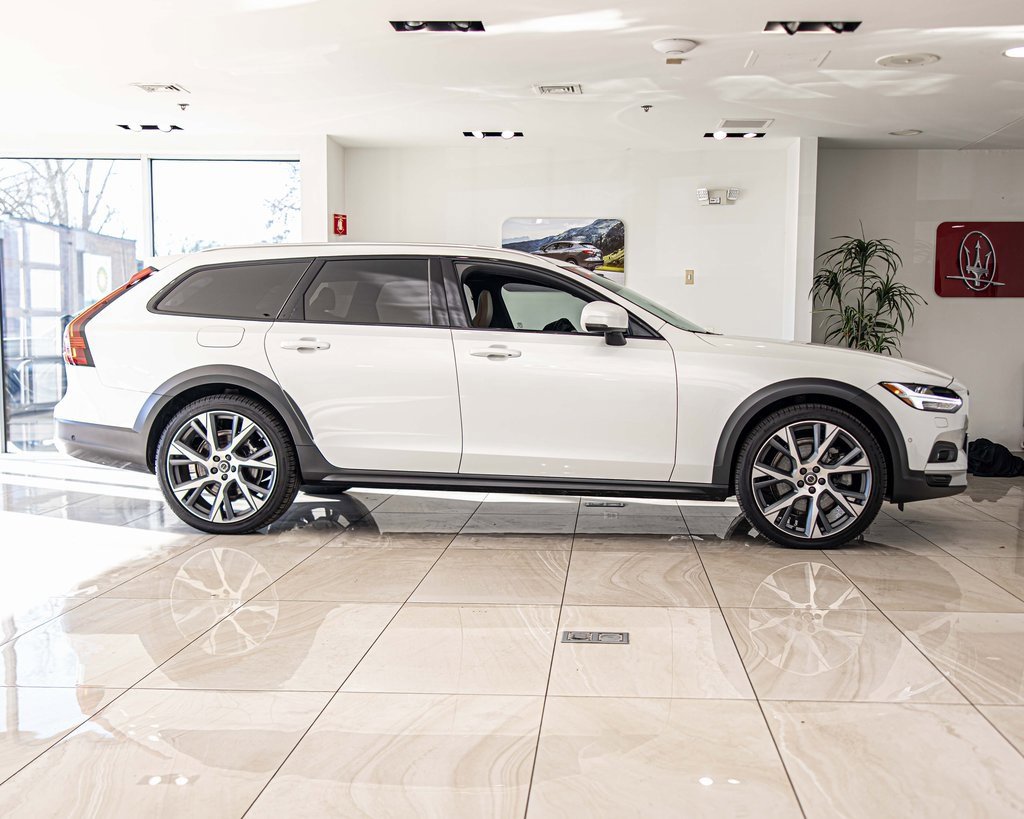 Used 2023 Volvo V90 B6 Cross Country Ultimate w/ Climate Package image 9