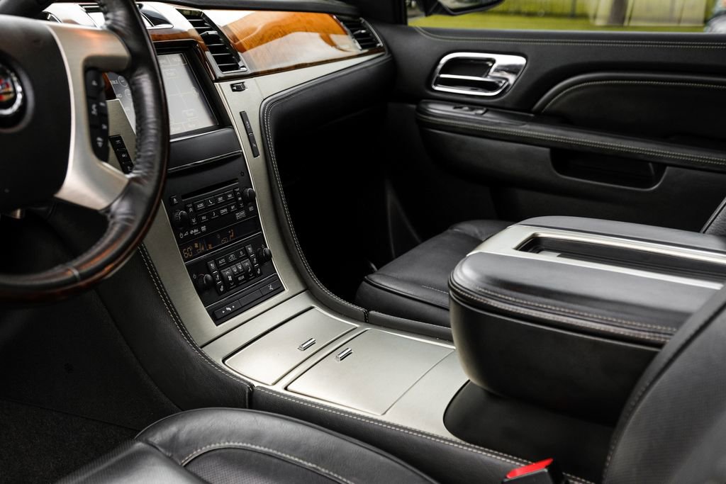 Used 2013 Cadillac Escalade Platinum AWD/4WD image 30