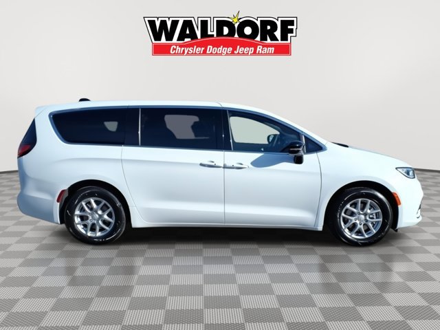 New 2026 Chrysler Pacifica Select image 2