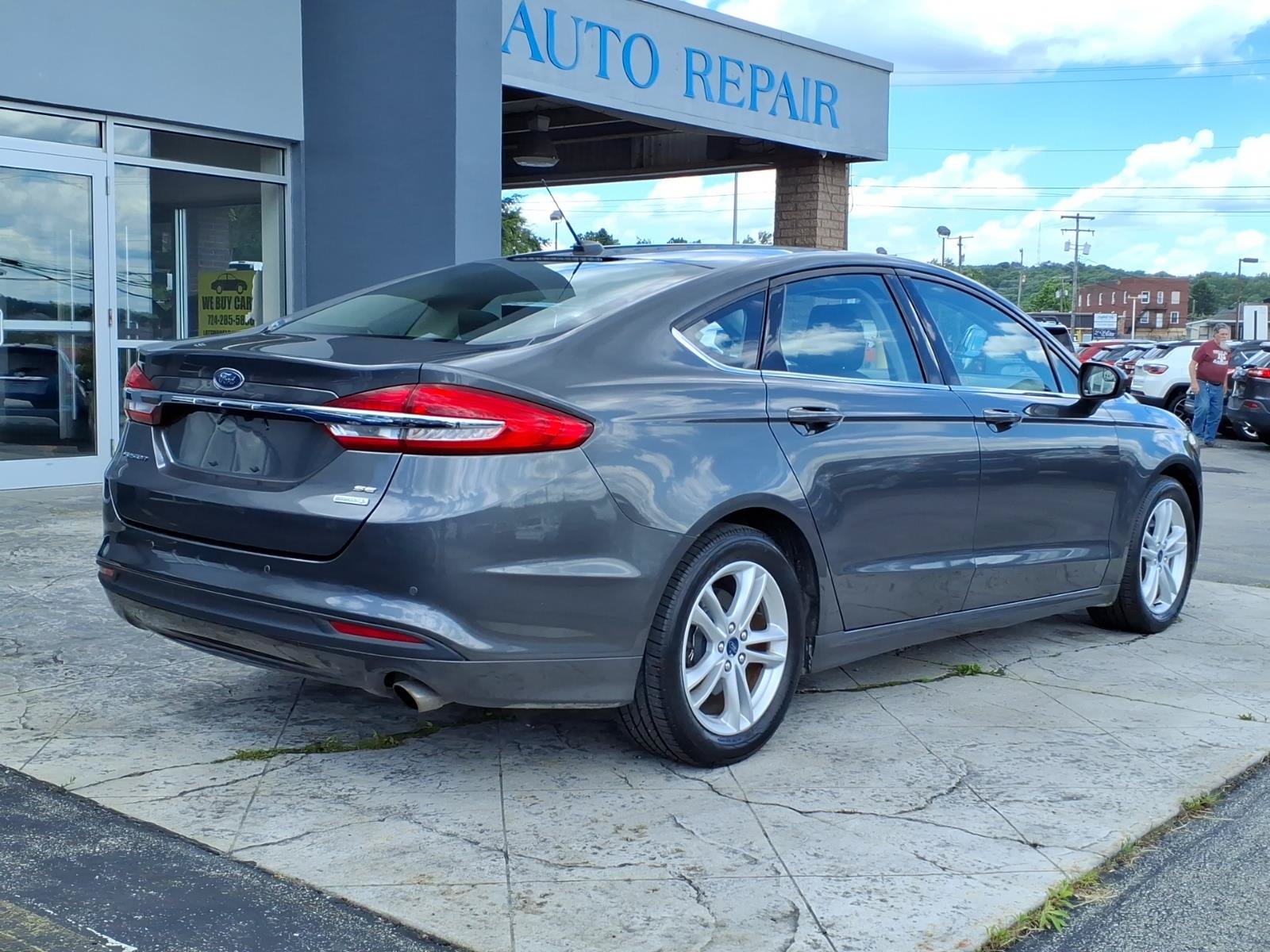Used 2018 Ford Fusion SE w/ Fusion SE Technology Package FWD image 3