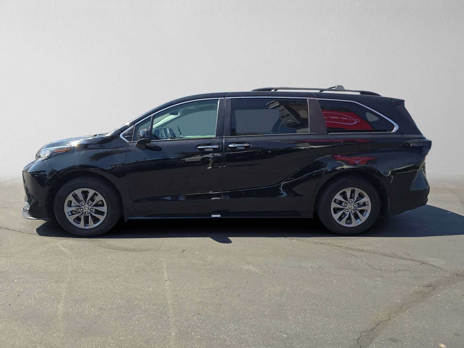 Used 2023 Toyota Sienna XLE FWD image 6