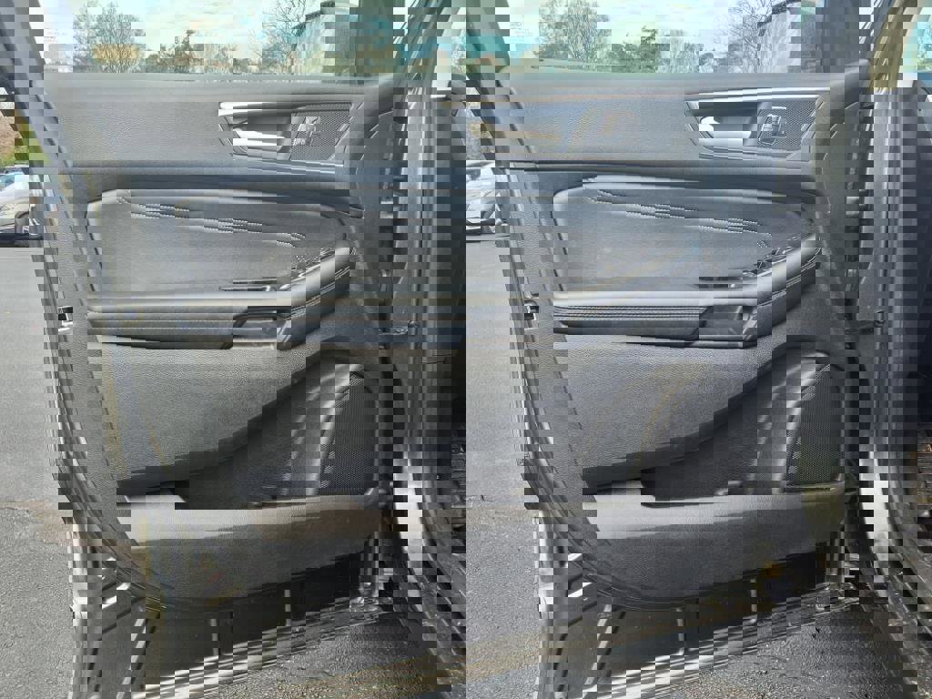 Used 2018 Ford Edge Titanium w/ Ford Safe & Smart Package image 18