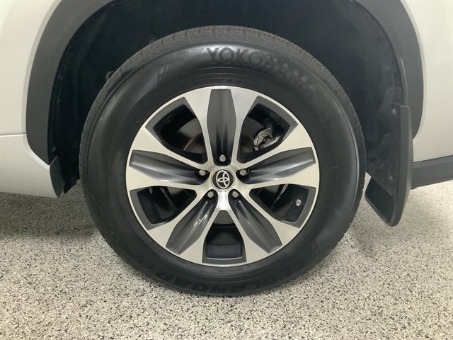 Used 2023 Toyota Highlander XLE AWD/4WD image 11
