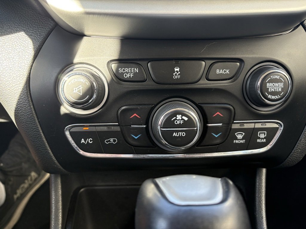 Used 2015 Jeep Cherokee Limited image 22