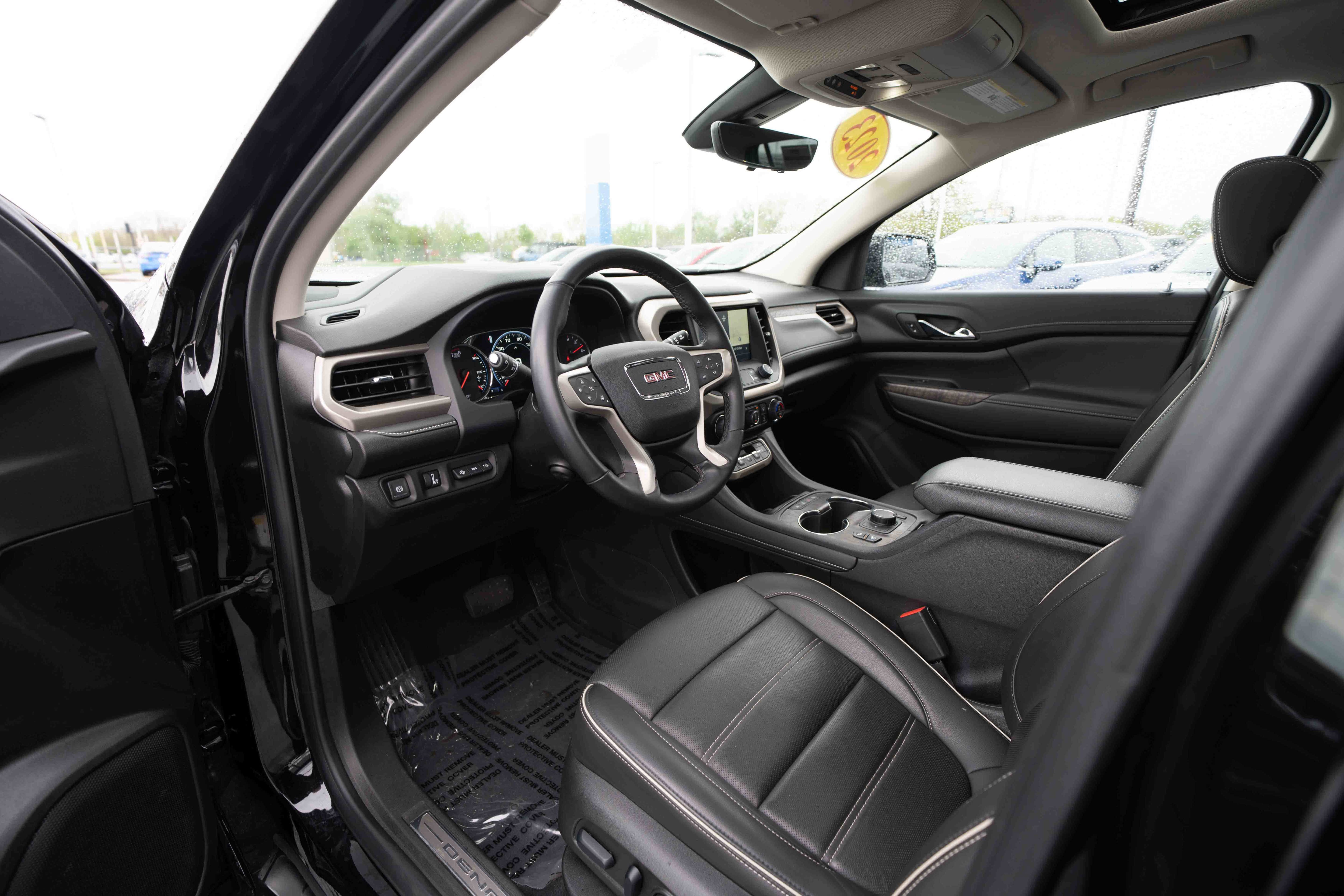 Used 2023 GMC Acadia Denali w/ Denali Ultimate Package AWD/4WD image 8