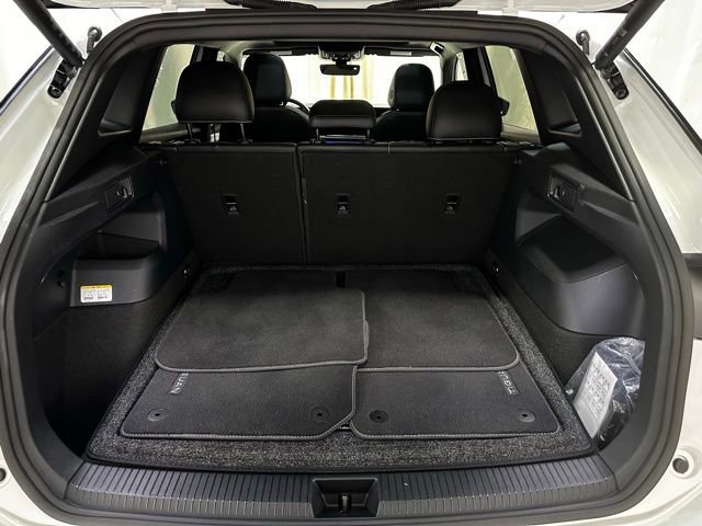 Certified 2025 Volkswagen Tiguan SE R-Line image 37