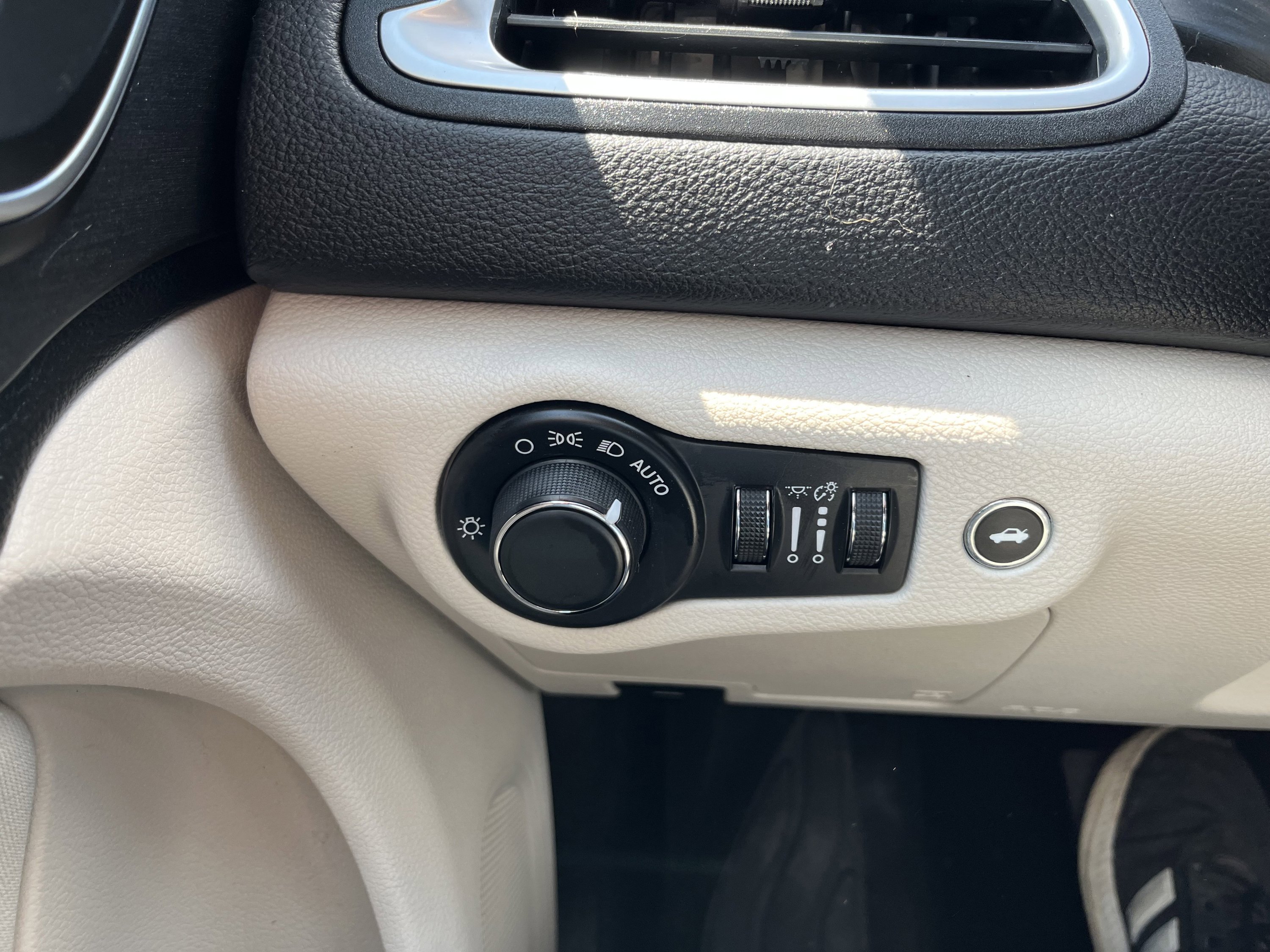 Used 2016 Chrysler 200 Limited FWD image 15