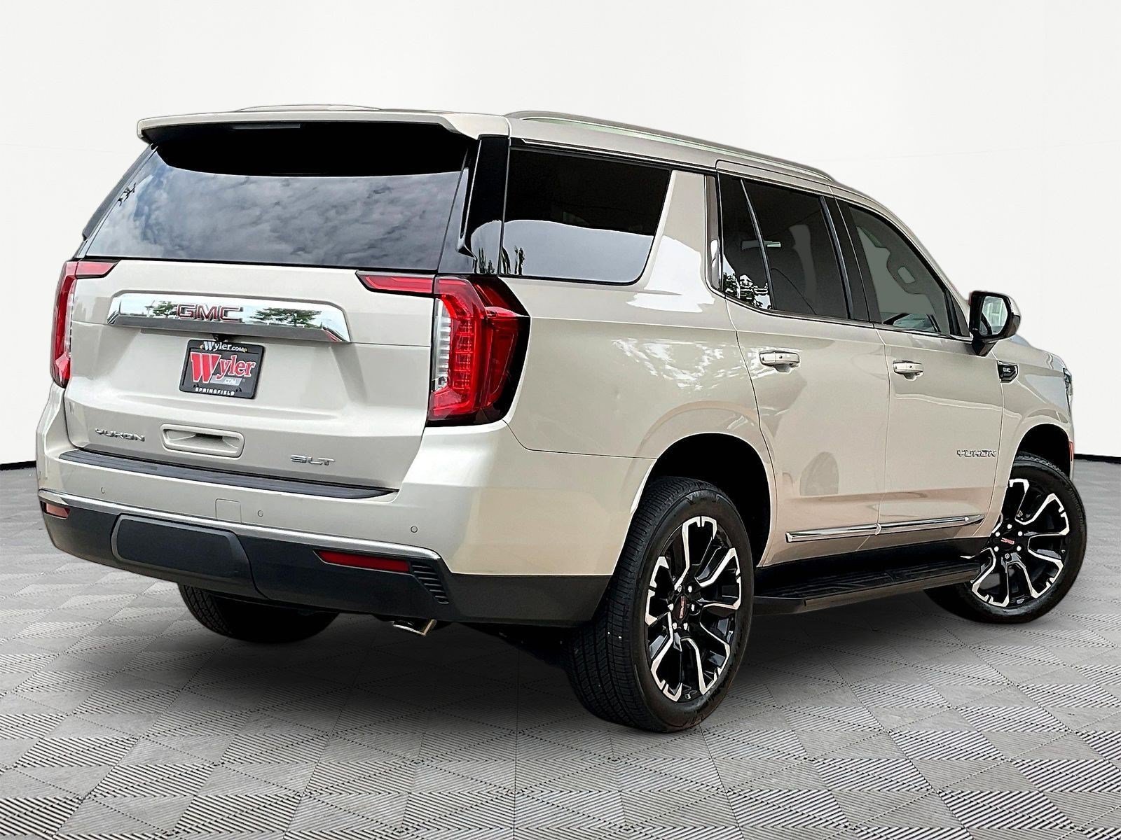 Used 2023 GMC Yukon SLT AWD/4WD image 6