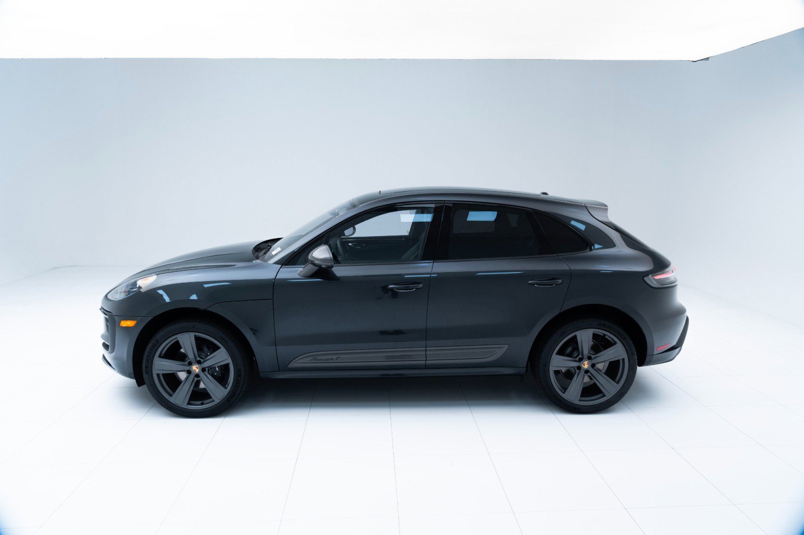 New 2025 Porsche Macan Turbo image 2