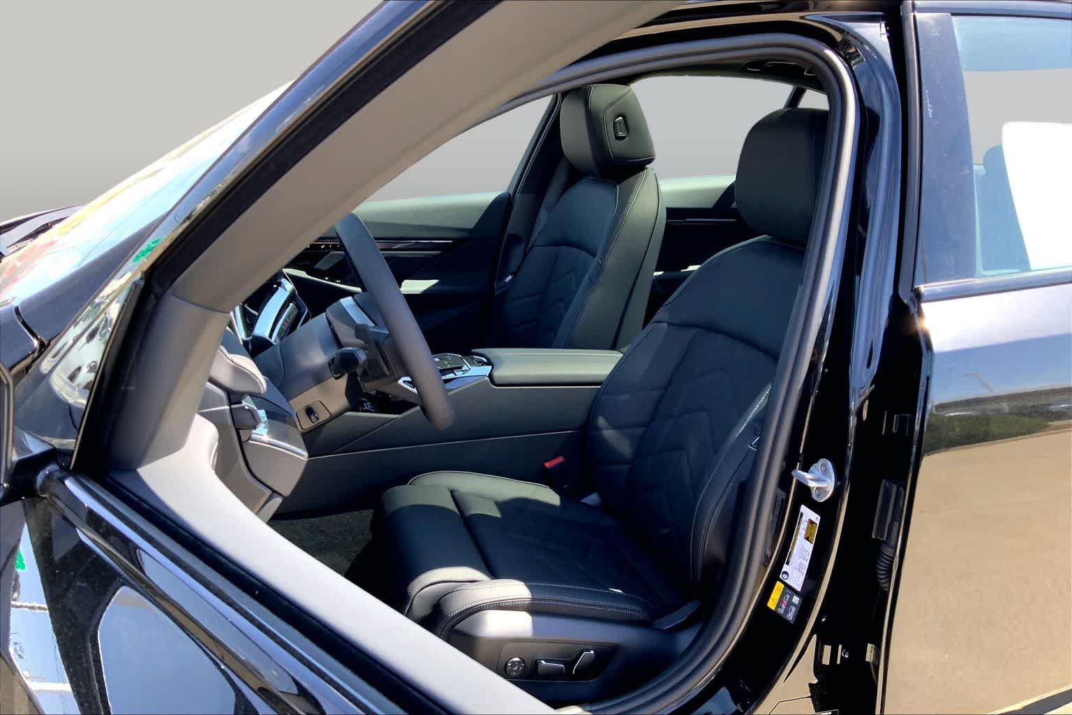 New 2026 BMW 550e xDrive AWD/4WD image 9