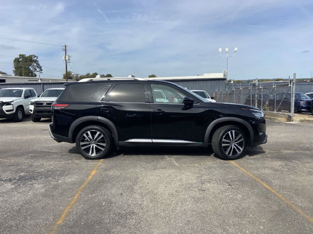 Used 2023 Nissan Pathfinder Platinum AWD/4WD image 2