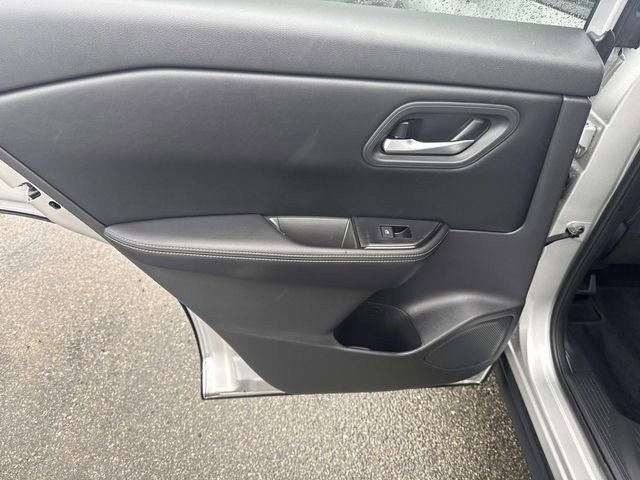 Used 2025 Nissan Rogue SV image 16
