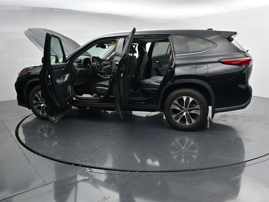 Used 2023 Toyota Highlander XLE AWD/4WD image 42