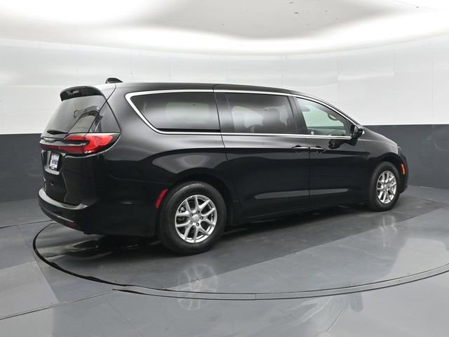 Used 2025 Chrysler Pacifica Select image 3