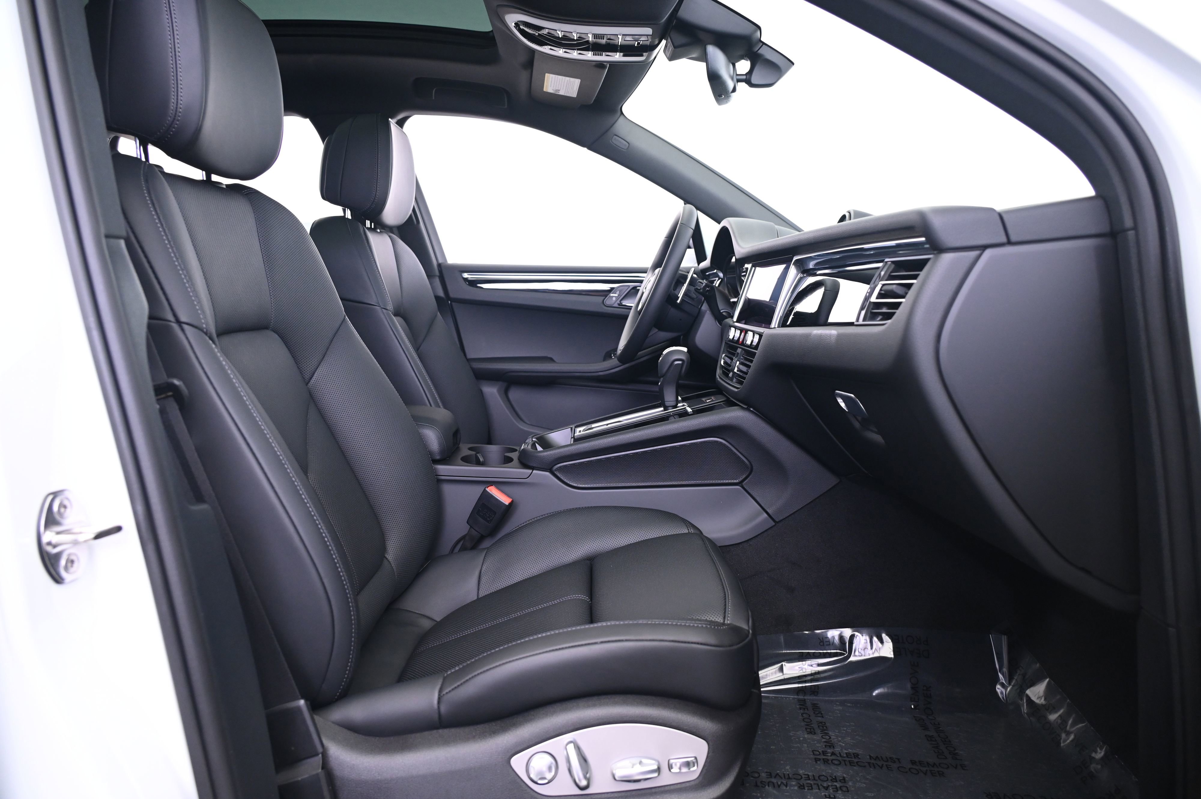 Certified 2025 Porsche Macan image 28