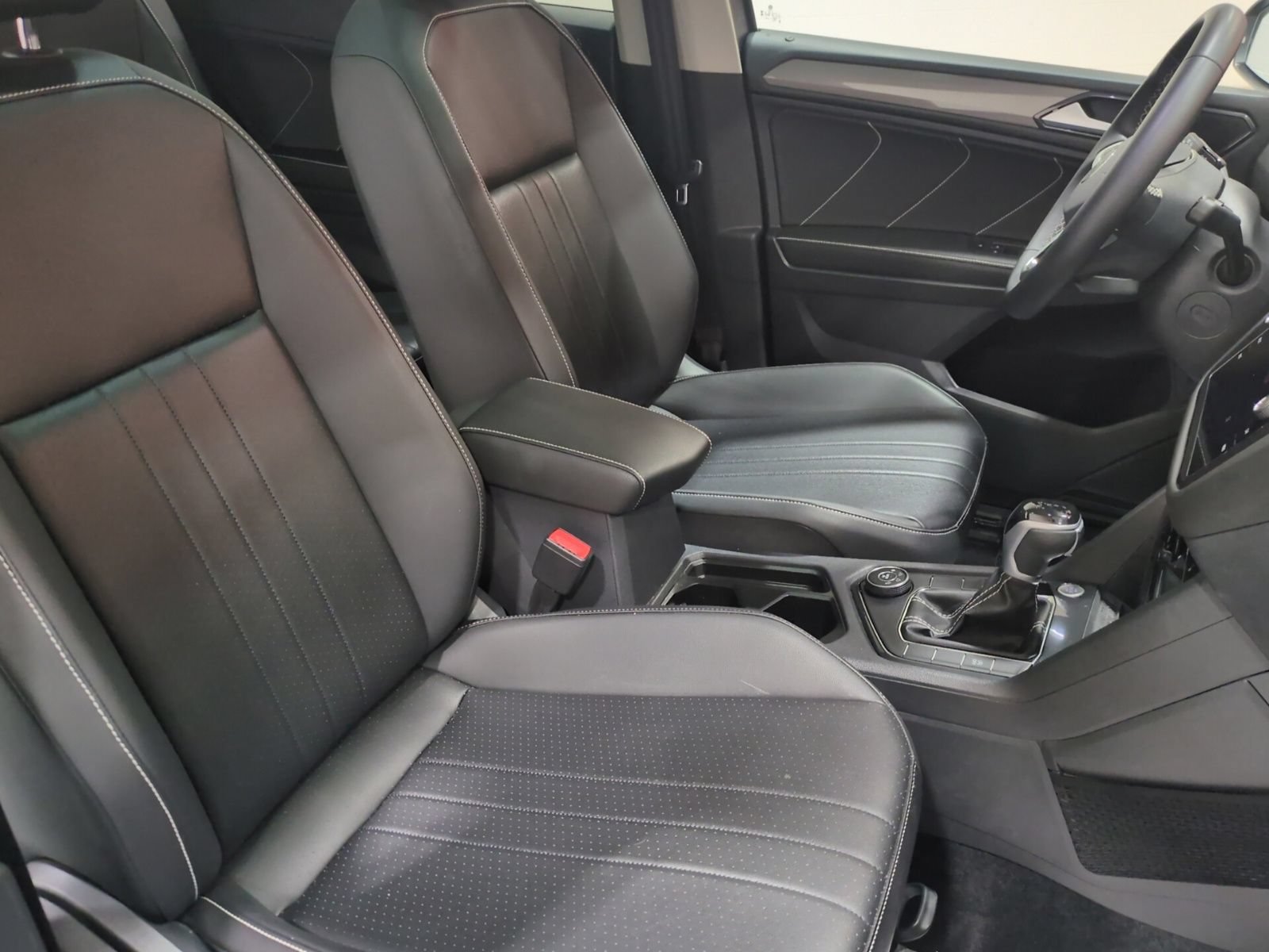 Used 2024 Volkswagen Tiguan SE w/ Panoramic Sunroof Package AWD/4WD image 10