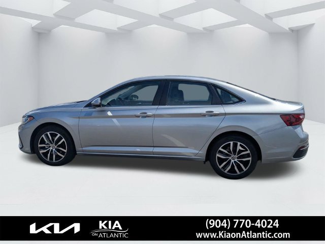Used 2025 Volkswagen Jetta SE FWD image 6