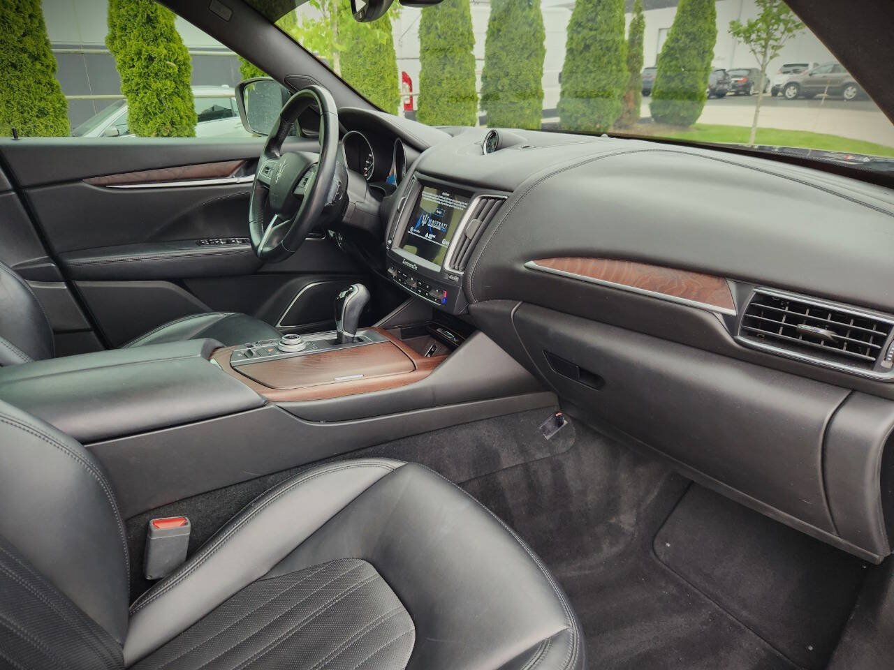 Used 2017 Maserati Levante w/ Luxury Package AWD/4WD image 7