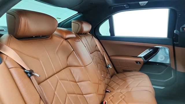 Used 2023 BMW i7 xDrive60 image 26