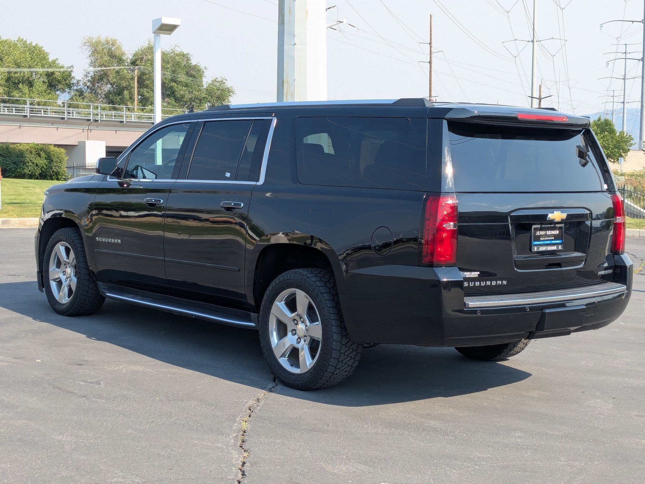 Used 2020 Chevrolet Suburban Premier w/ 6.2L Performance Package AWD/4WD image 4