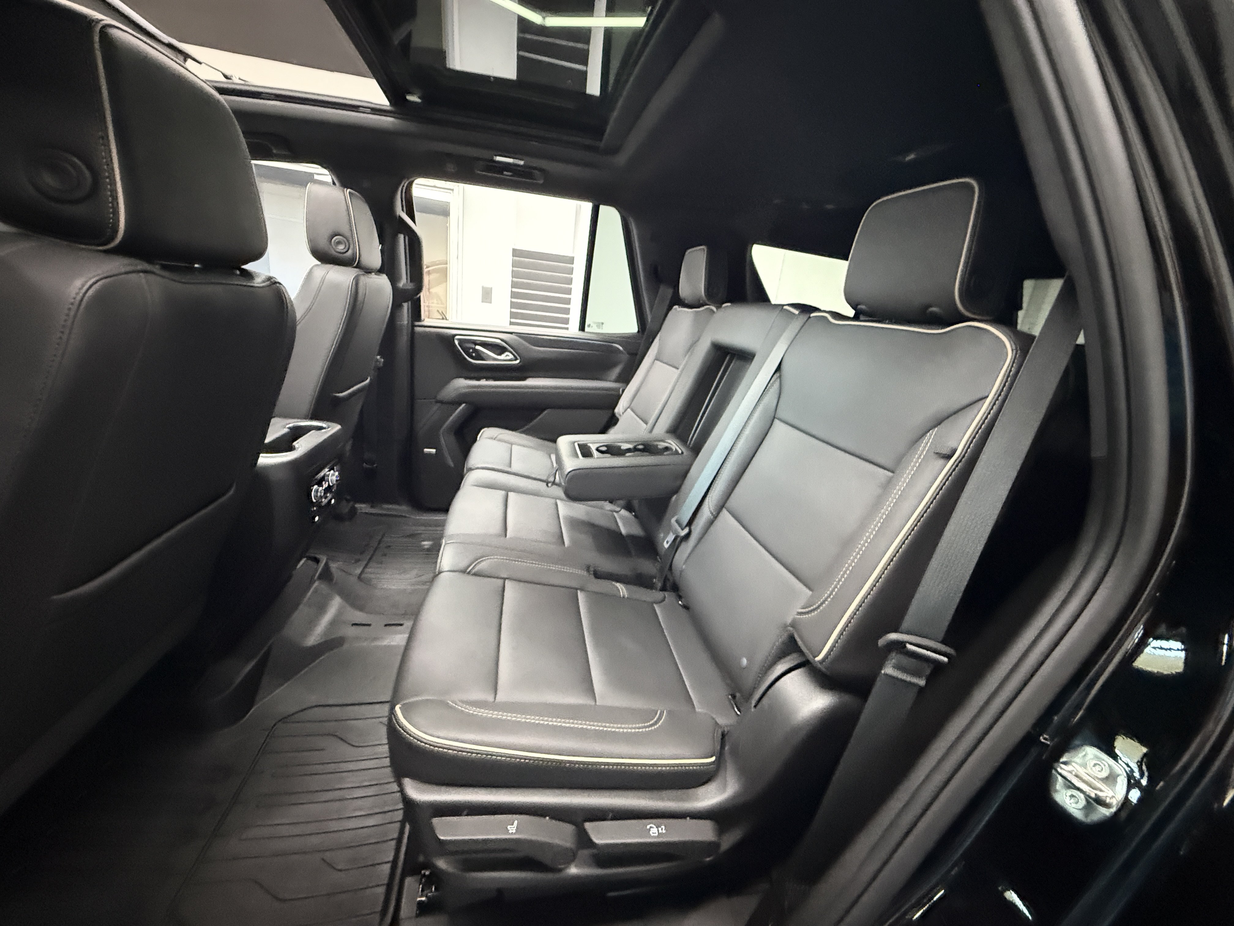 Used 2023 GMC Yukon SLT w/ SLT Premium Package AWD/4WD image 24