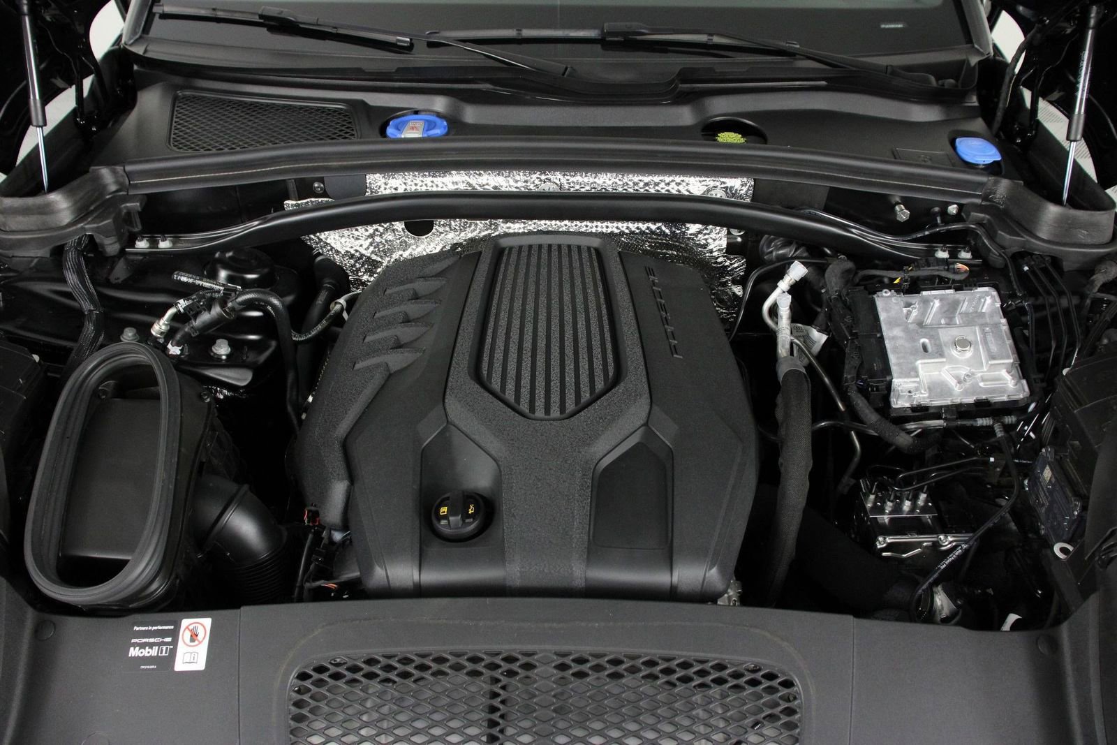 Certified 2025 Porsche Macan AWD/4WD image 26