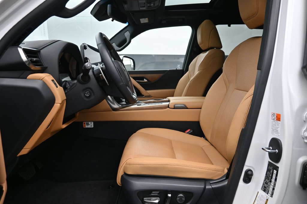 Used 2025 Lexus LX 600 4WD w/ Luxury Package image 13