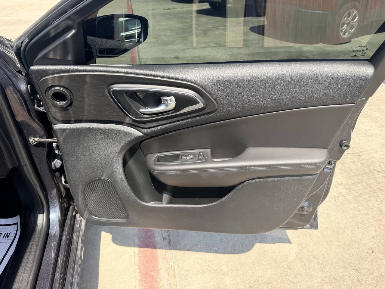 Used 2017 Chrysler 200 Limited Platinum w/ Comfort & Convenience Group FWD image 23