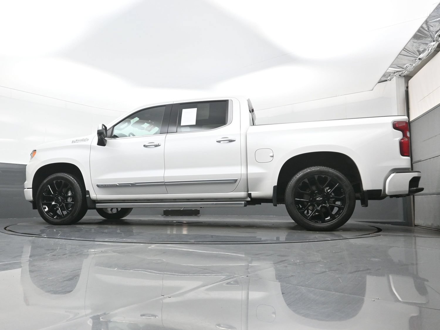 Used 2025 Chevrolet Silverado 1500 High Country AWD/4WD image 32