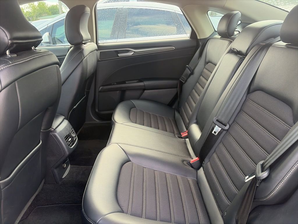 Used 2017 Ford Fusion SE w/ Equipment Group 201A FWD image 7
