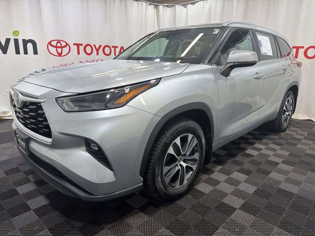 Used 2023 Toyota Highlander XLE image 3